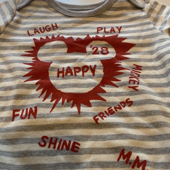 Adorable Disney Mickey baby onesie - Picture 5 of 6